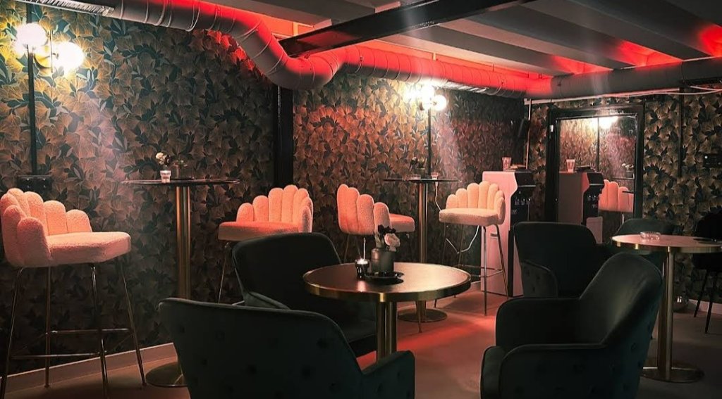 Zona lounge del club Rolling Stoned en Barcelona con sillones, mesas y ambiente relajado